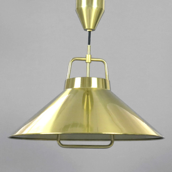 Rise-and-fall pendant light designed by Fritz Schlegel for Lyfa